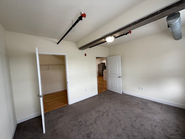 Building Photo - 883 Broadway