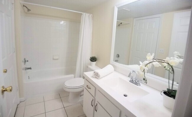 Building Photo - For Rent Beautiful 1/1 w covered GARAGE Condo @ Crest close to UCF  and Valencia College !!!