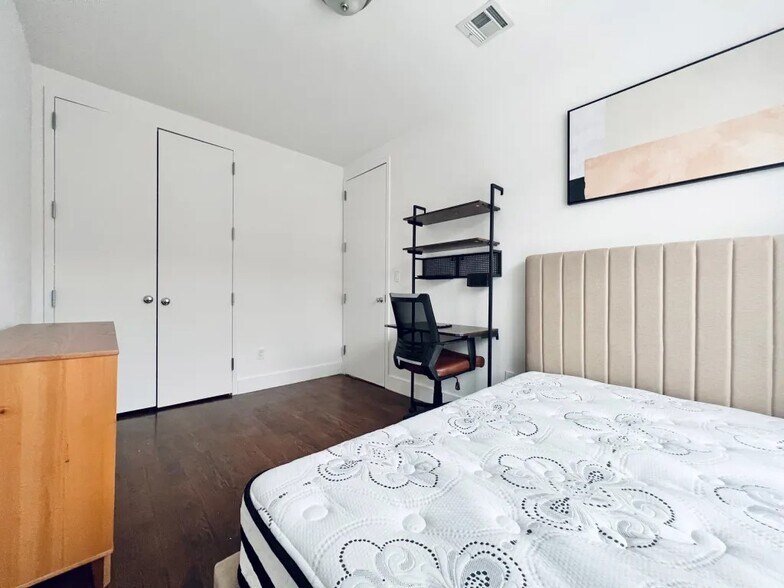 Building Photo - Furnished room/NOT APARTMENT