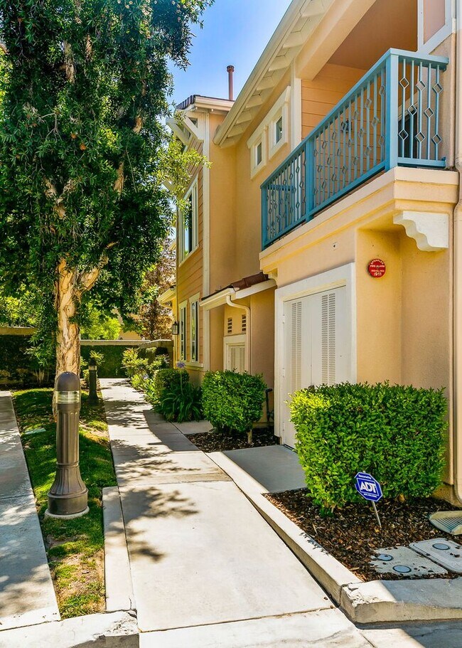 Building Photo - Paseo del Sol Charmer with Private Yard and Community Pool