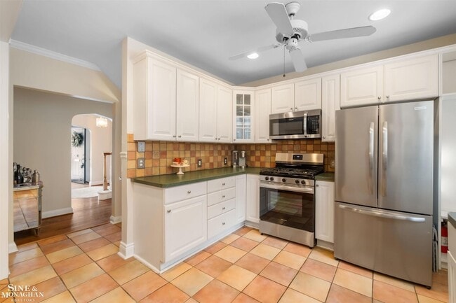 Building Photo - 476 St Clair Ave