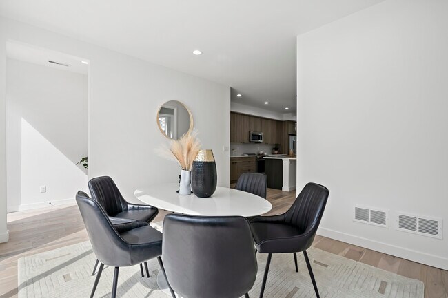 Building Photo - 1419 Benton St