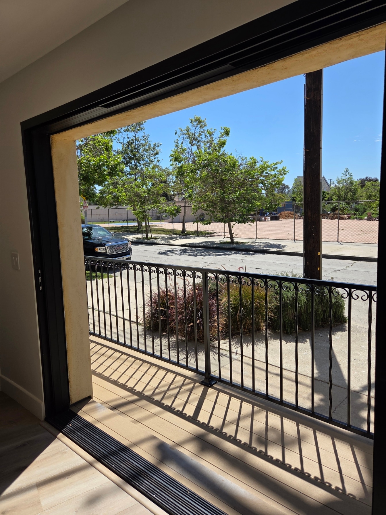 Building Photo - 854 S Sycamore Ave