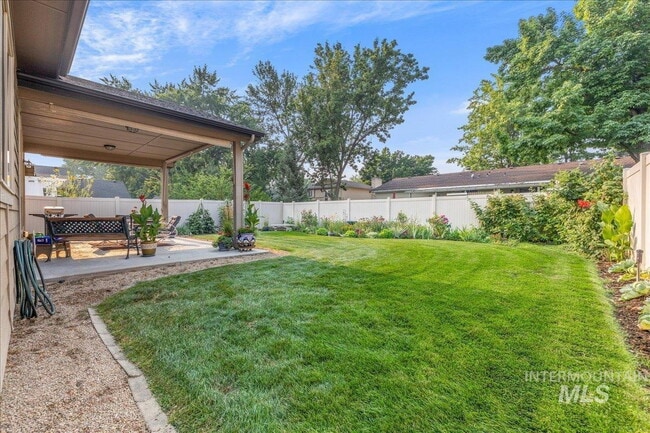 Building Photo - "Charming 3-Bedroom Home with 2 Full Baths in Boise's Sought-After West Dover Heights!"