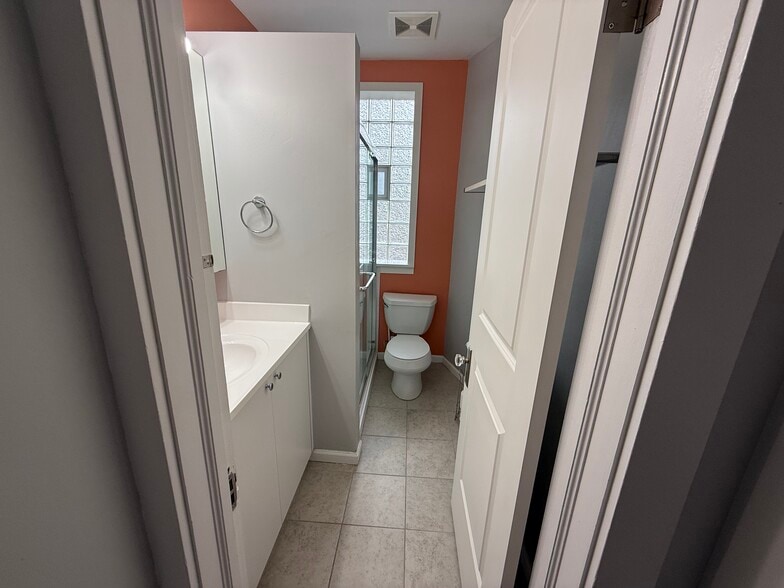 Bathroom - 2525 N Saint Louis Ave