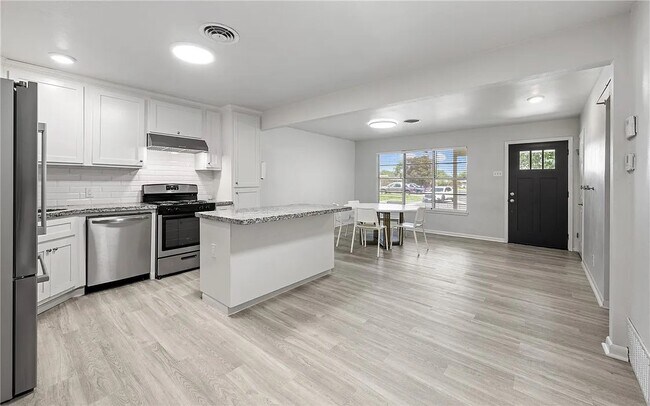 Building Photo - 5729 Abby Dr