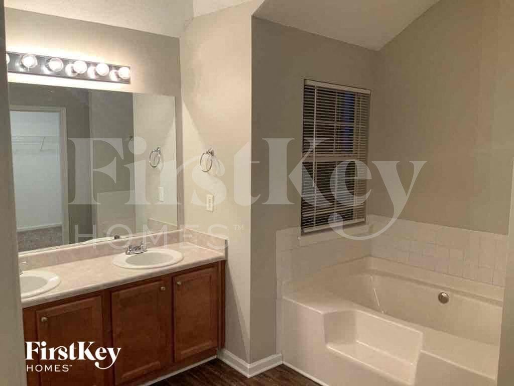 Building Photo - 226 Bonnes Dr SW