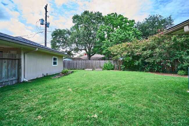 Building Photo - 5506 Dumfries Dr