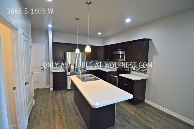 Building Photo - Gorgeous 3 Bedroom West Valley Townhome! N...