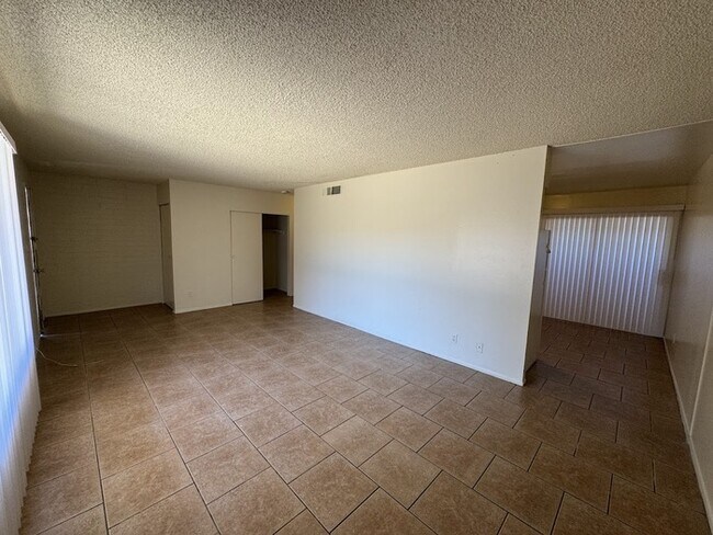 Building Photo - Maryvale Townhome
