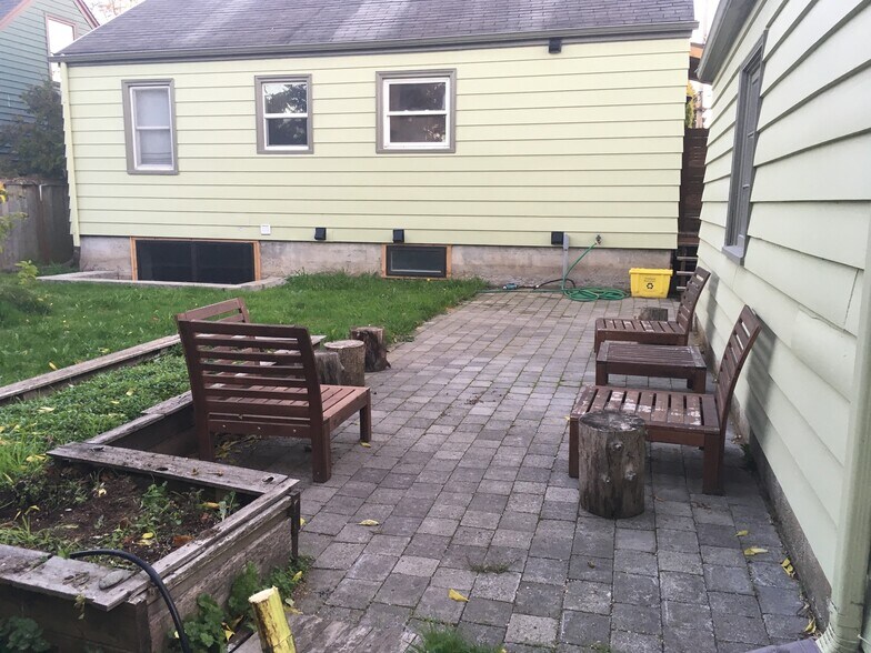 Access to a fully fenced yard, keyless entry, - 1765 NE Holman St
