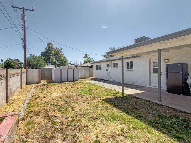 Building Photo - 1542 W 5th Pl