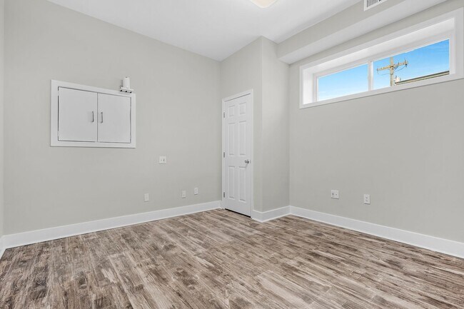 Building Photo - 100 S Bouldin St