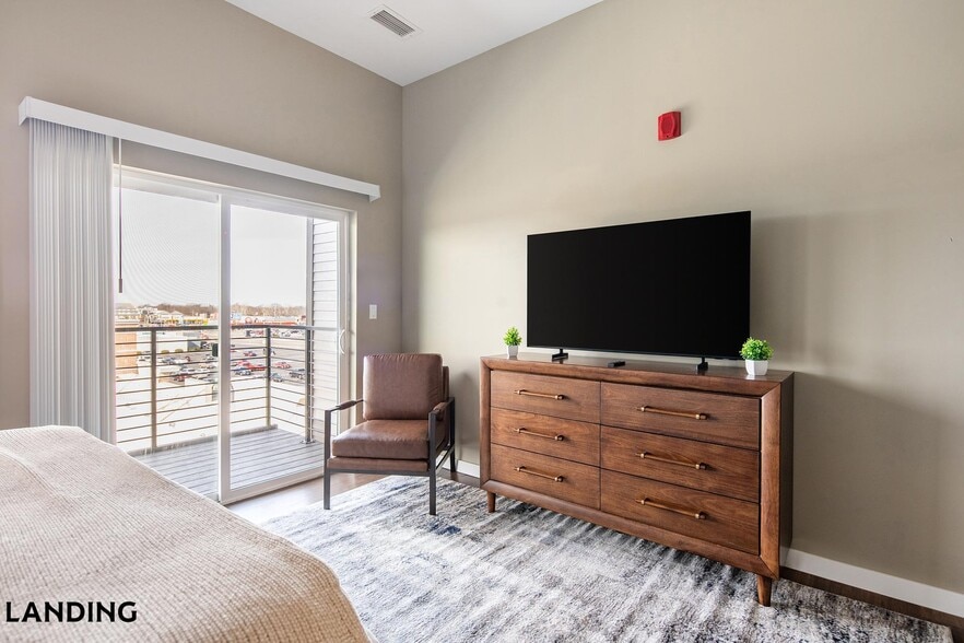 Building Photo - 1364 E Battlefield Rd