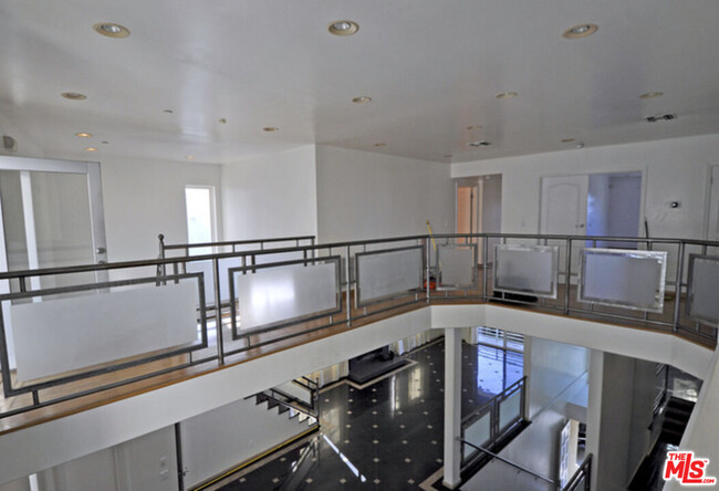 Building Photo - 3971-3971 Fredonia Dr