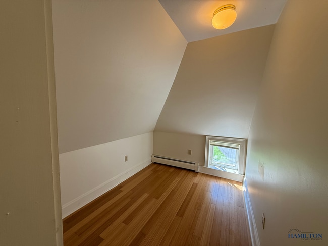 Building Photo - Clyde St - 045