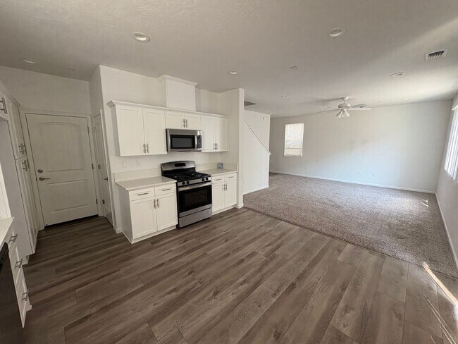 Building Photo - Two-story home in NW Visalia home Availabl...