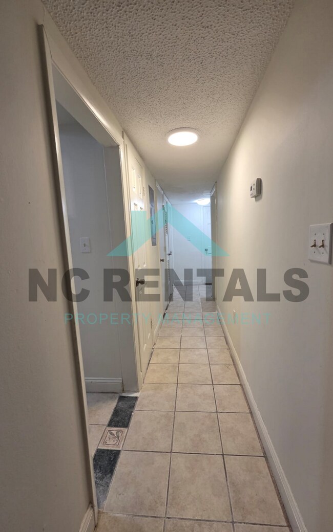 Building Photo - 7000 Longstreet Dr