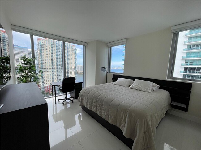 Building Photo - 1300 Brickell Bay Dr