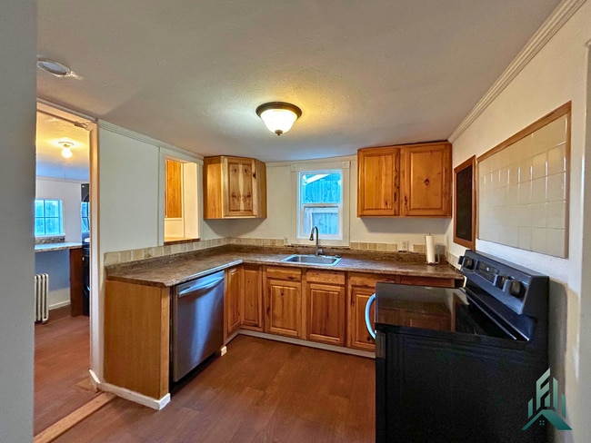 Building Photo - 3 bedroom/1 bathroom Single-Family Home for Rent