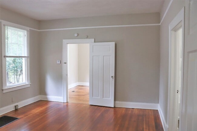 Building Photo - Carefree living with this 1-bedroom beauty...