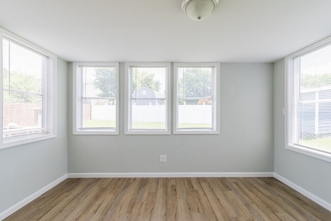 Building Photo - 578 Tryon Pl
