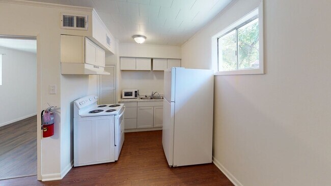Building Photo - 1418 Lynn Street, Unit 21