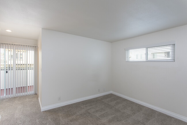 Building Photo - Imperial Beach: Unobstructed Ocean and Pier Views with 2 Balconies!!!