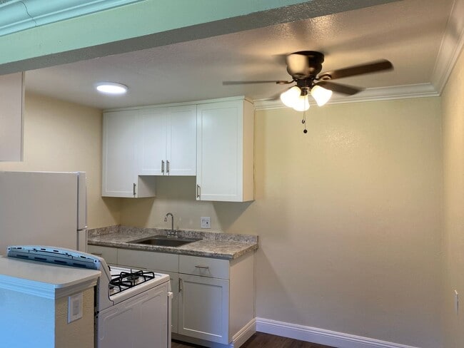 Building Photo - Welcome to SkyView Villa & Somerset Apartments!