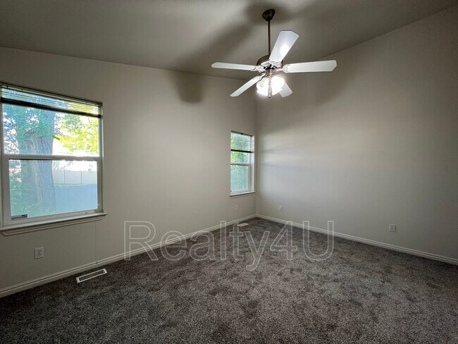 Building Photo - 1385 E 1120 S