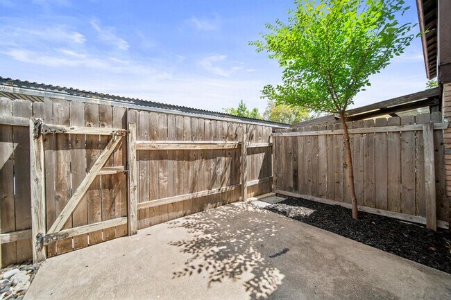 Building Photo - 7409 Shadow Hill Dr