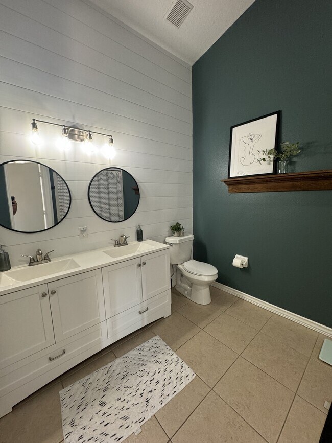 Building Photo - "Charming 2-Bed Home"