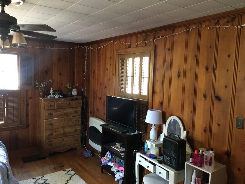 Bedroom Main Level. Has its own private entrance and window air conditioning as well as a gas heater. - 1304 Dunklin St
