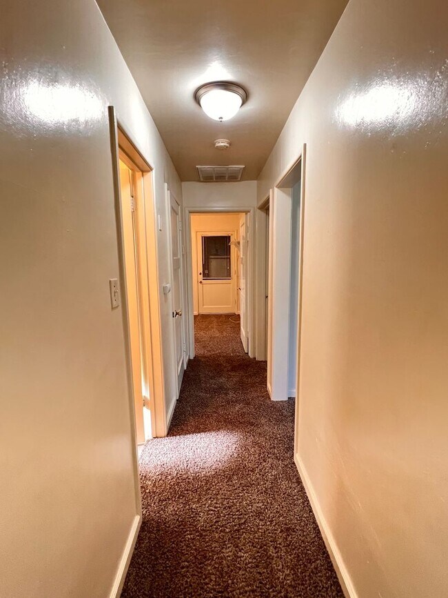 Building Photo - Central Bakersfield Home