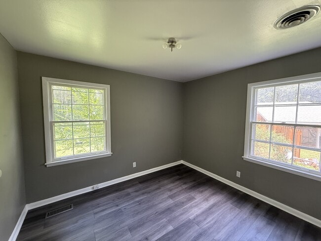 Building Photo - 3015 Shadow Lawn Dr NW