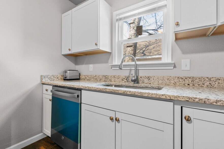 Building Photo - 1004 E Powell Ave