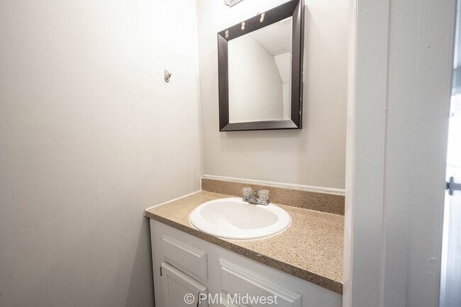 Building Photo - "Charming 2-Bed Haven with 1.5 Baths in Indianapolis – Cozy Living Awaits!"