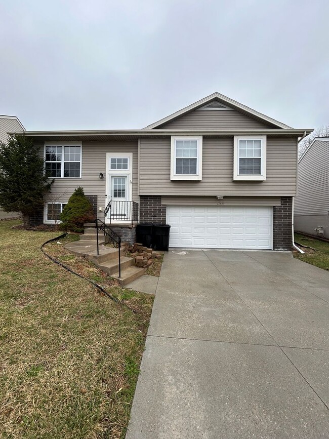 Building Photo - Spacious Split Level Living in Millard with a Backyard You’ll Love