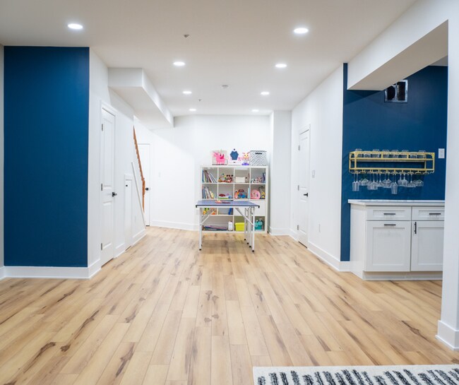 Building Photo - Luxury 3B/3.5B Townhome with Finished Base...