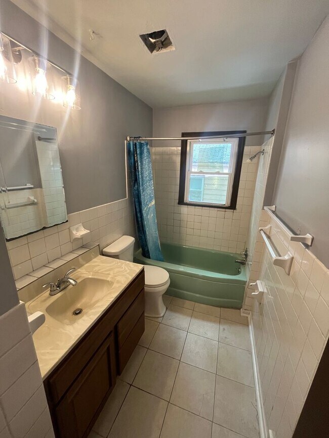 Building Photo - Section 8 Accepted! Newly Renovated 3-Bedr...