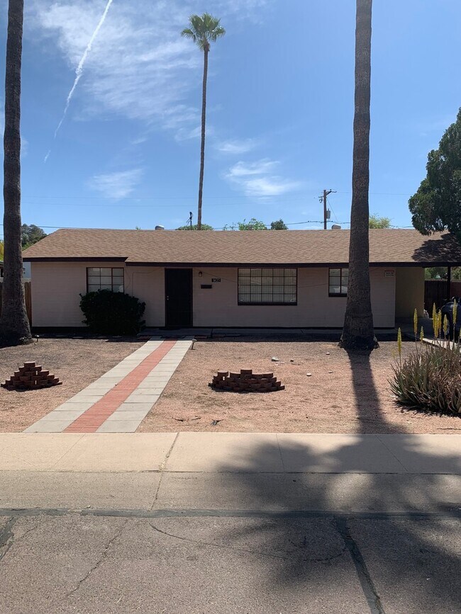 Building Photo - WALK TO - ASU AREA — Remodeled 5 Bedroom 3 bath Home with Pool - Next to Light Rail stop.