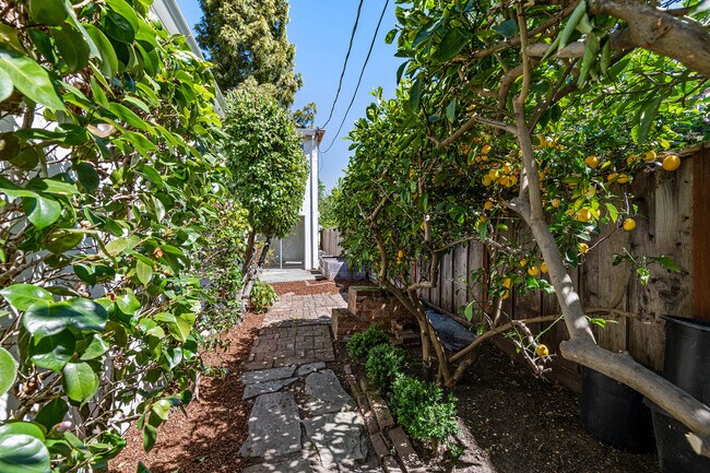 Building Photo - 2325 Russell St