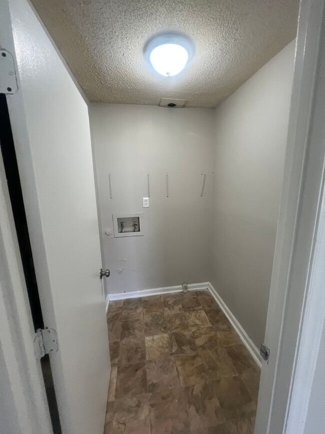 Building Photo - 2 Bedroom 2 Bath Condo