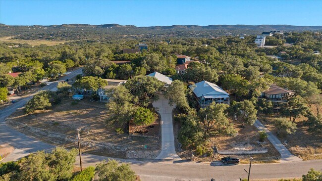 Building Photo - 785 Lake Forest