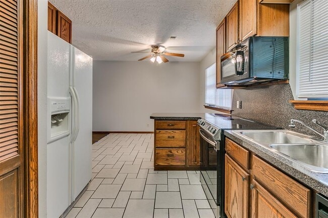 Building Photo - 1204 N Crawford Ave