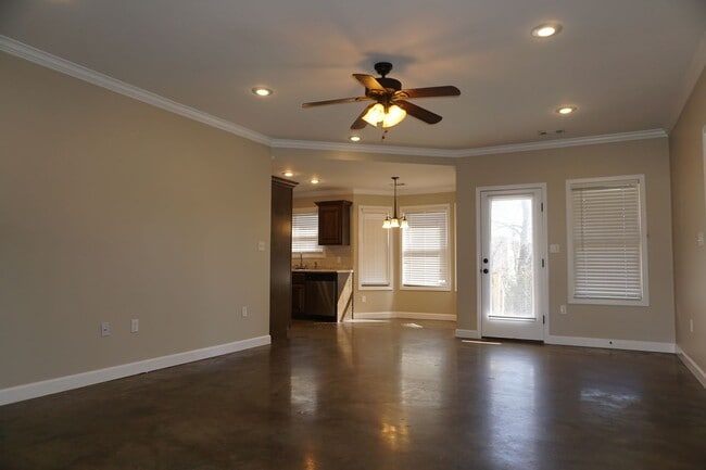 Building Photo - 210 Lake Dr