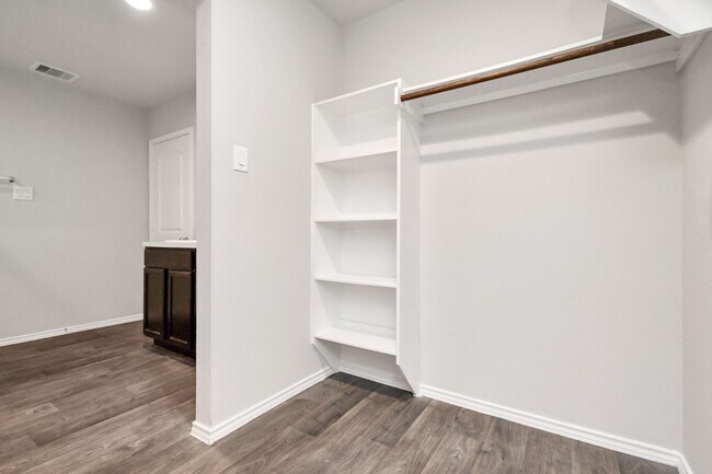 Building Photo - 9847 Laurel Lake Dr