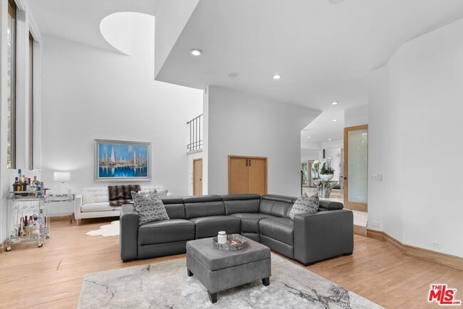 Building Photo - 605 N Hillcrest Rd