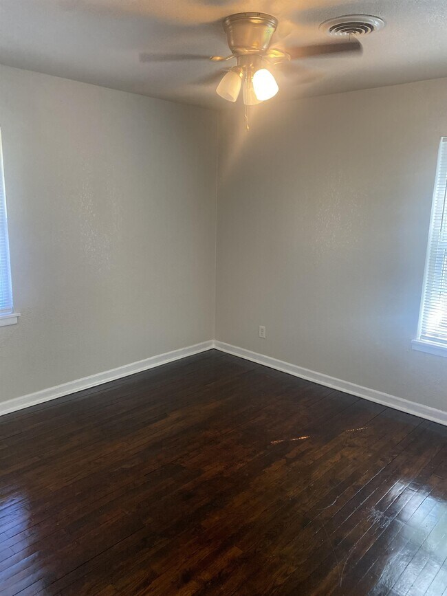 Building Photo - 119 Cox Dr