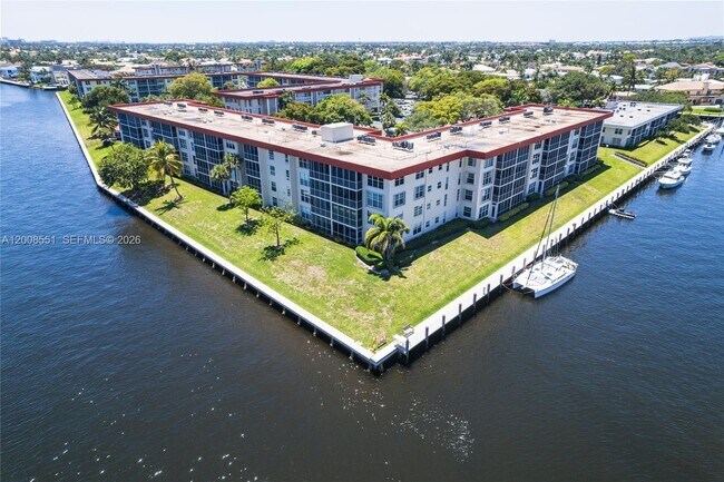 Building Photo - 3050 NE 48th Ct